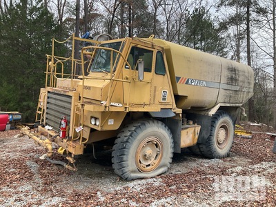 1986 Cat 769C 8000 gal 4x2 Off-Highway Rigid Water Truck