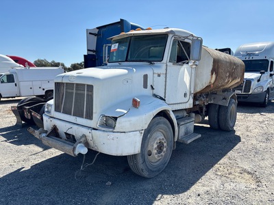 2004 Peterbilt 330 4x2 Water vrachtwagen