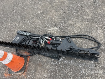 2025 GIYI GY-HT72 Skid Steer Hedge Trimmer (Unused)