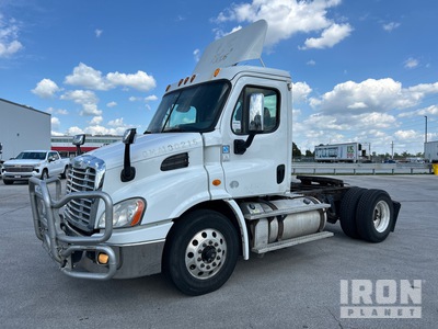 2013 Freightliner Cascadia 113 4x2 S/A Day Cab Truck Tractor