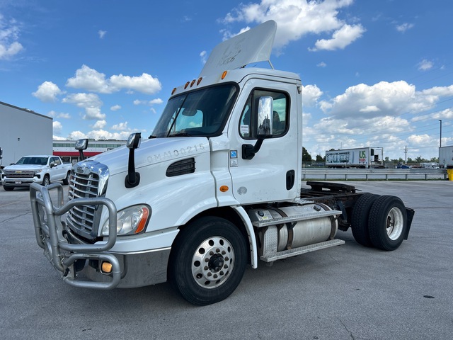 2013 Freightliner Cascadia 113 4x2 S/A Day Cab Truck Tractor