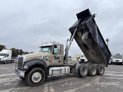 2018 Mack GU713 8x4 Tri/A Camión dumper