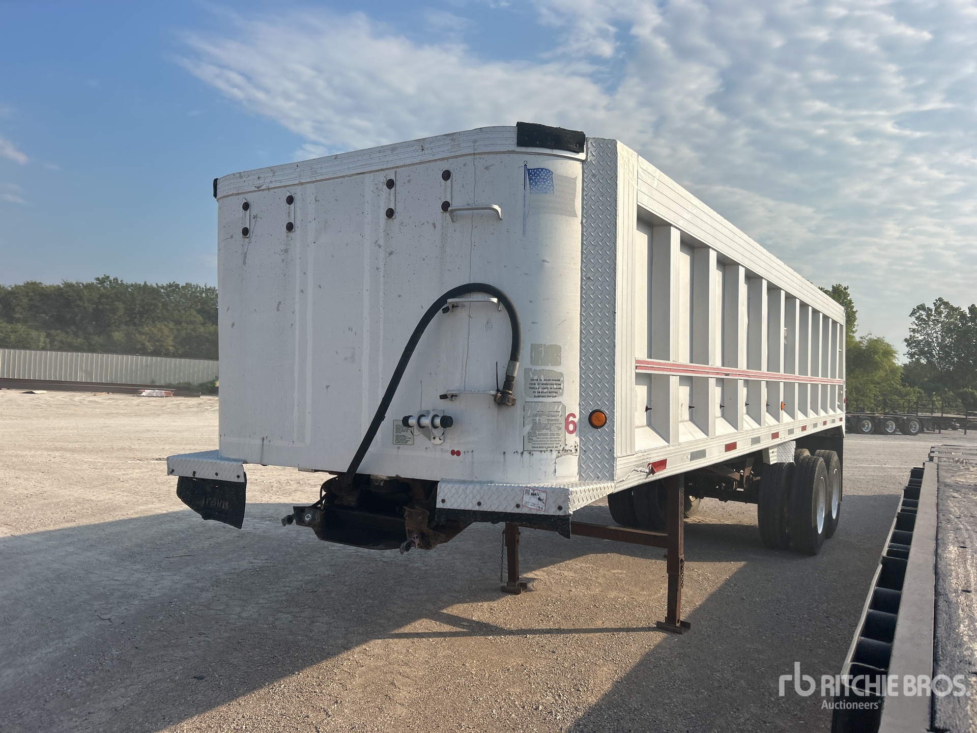 1999 Travis 28 ft T/A Aluminum End Dump Trailer