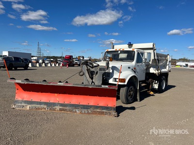2002 International 4700 4x2 Camión con pala para nieve