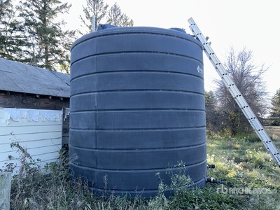 Hold-On 10000 gal HD Poly Water Tank