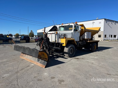 1993 International Paystar 5070 4x2 Camión con pala para nieve