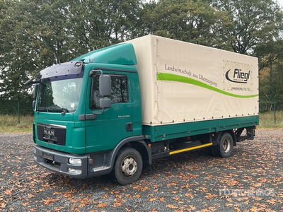 2009 MAN TGL 12.220 4x2 Camion con lona