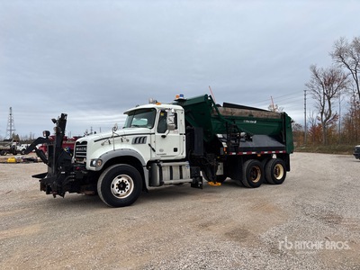 2015 Mack GU713 6x4 Schneepflug-Lastzug