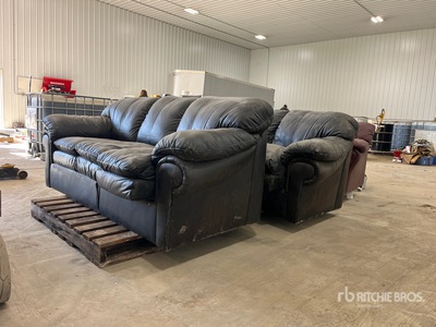Quantity of (3) Leather Couches Varios, tienda, almacen, consumidor