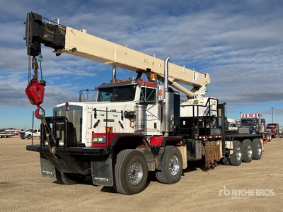 National 1100 30 ton Straight Boom on 2007 Kenworth C500B 10x6 Twin-Steer Camion à flèche