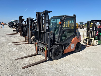 2016 Toyota 8FD40U 7250 lb Pneumatic Tire Forklift