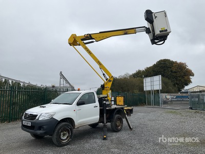 2018 Versalift LAT-38-135-H on 2018 Toyota Hilux 4x4 Bucket Truck