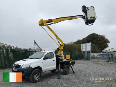 2018 Versalift LAT-38-135-H on 2018 Toyota Hilux 4x4 Bucket Truck