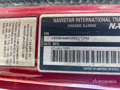 1999 International 4900 Ciężarówka z wysięgnikiem