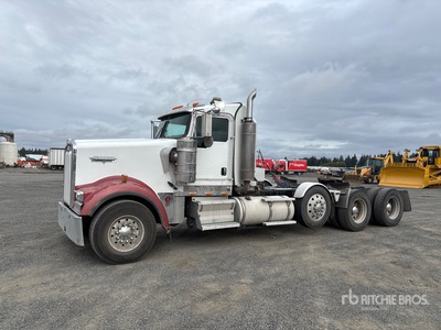 2007 Kenworth W900 8x4 Tri/A Day Cab Truck Tractor
