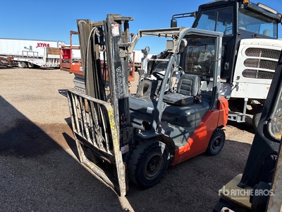 Toyota 8FGU25 4900 lb Pneumatic Tire Forklift