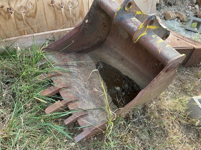 Geith 36 in Digging Backhoe Rear Bucket - Fits Ford 555E