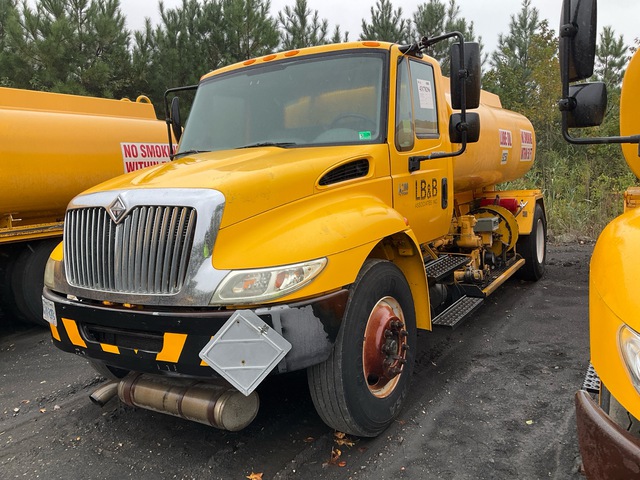 2006 International 4200 2000 gal 4x2 Fuel Truck