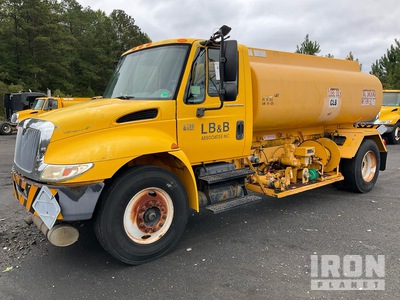 2006 International 4200 2000 gal 4x2 Lube Truck