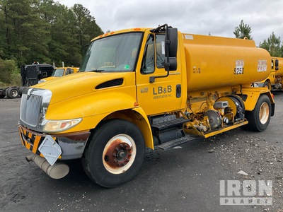 2006 International 4200 2000 gal 4x2 Lube Truck