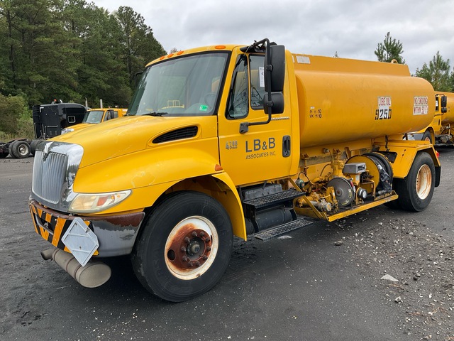 2006 International 4200 2000 gal 4x2 Lube Truck