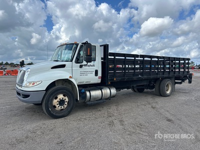 2016 International 4300 4x2 Ciężarówka z płaską platformą
