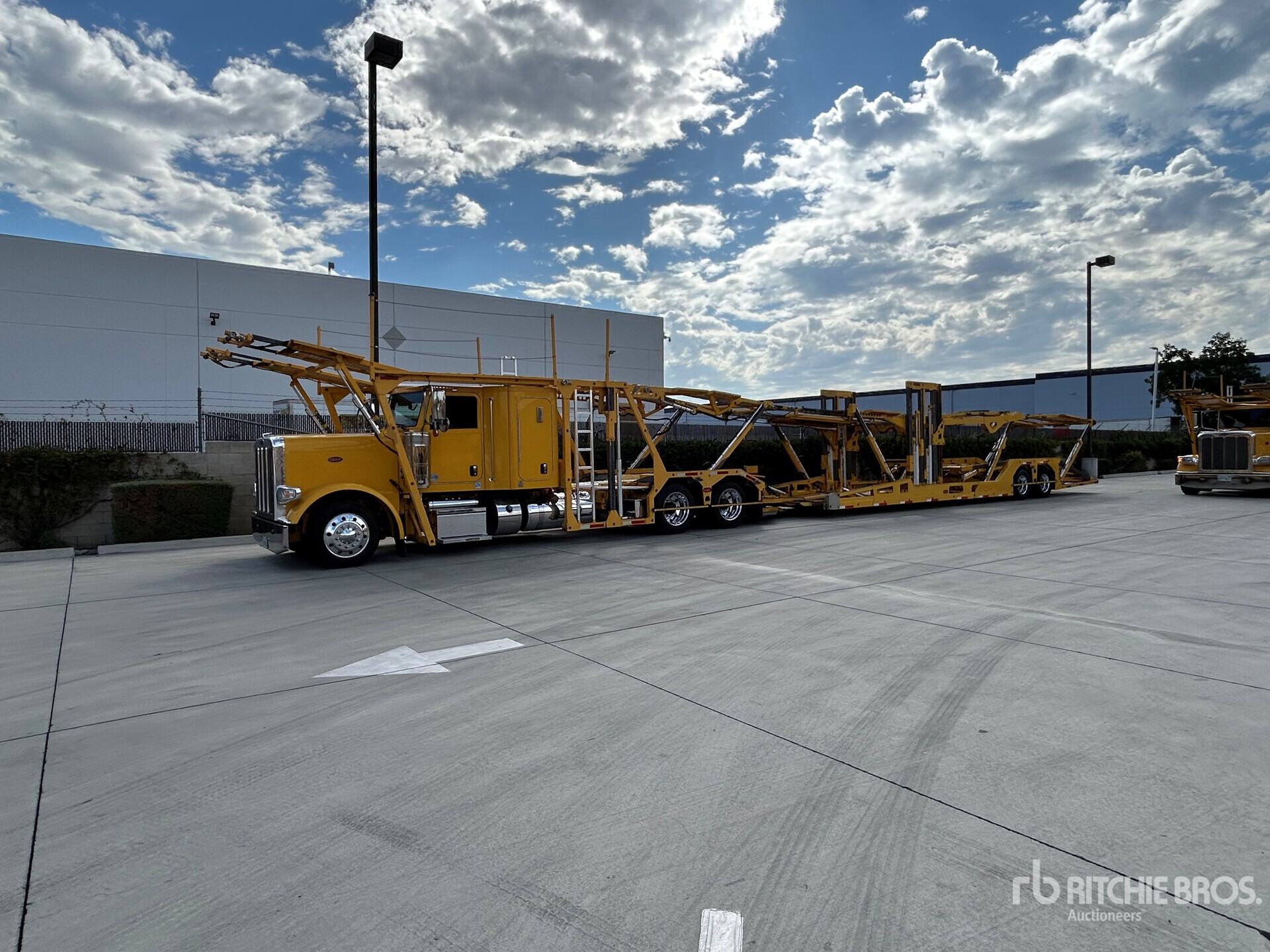 2017 Peterbilt 389 6x4 Sleeper Autotransporter