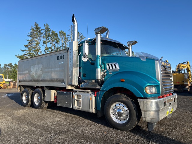 2015 Mack CLXT Super-Liner 6x2 Tipper Truck