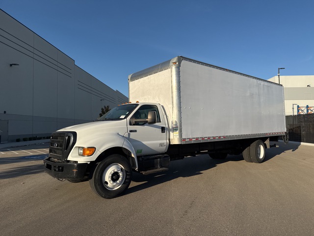 2013 Ford F-750 XL 4x2 Van Truck