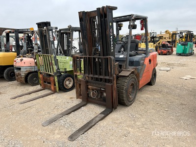 2017 Toyota 8FD45U 8500 lb Pneumatic Tire Montacargas