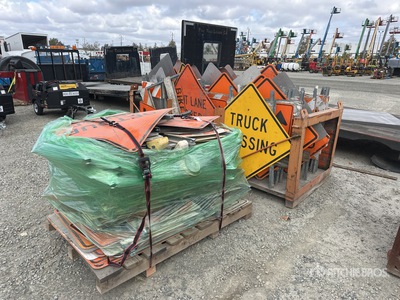 Quantity of Traffic Signs & Cones Dispositivi vari per il controllo del traffico