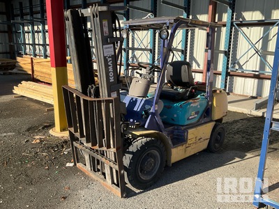 Komatsu FG25T-12 4050 lb Pneumatic Tire Forklift (Inoperable)