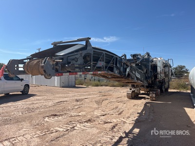 2008 Wirtgen W2100 Tracked Asfalteer frees machine