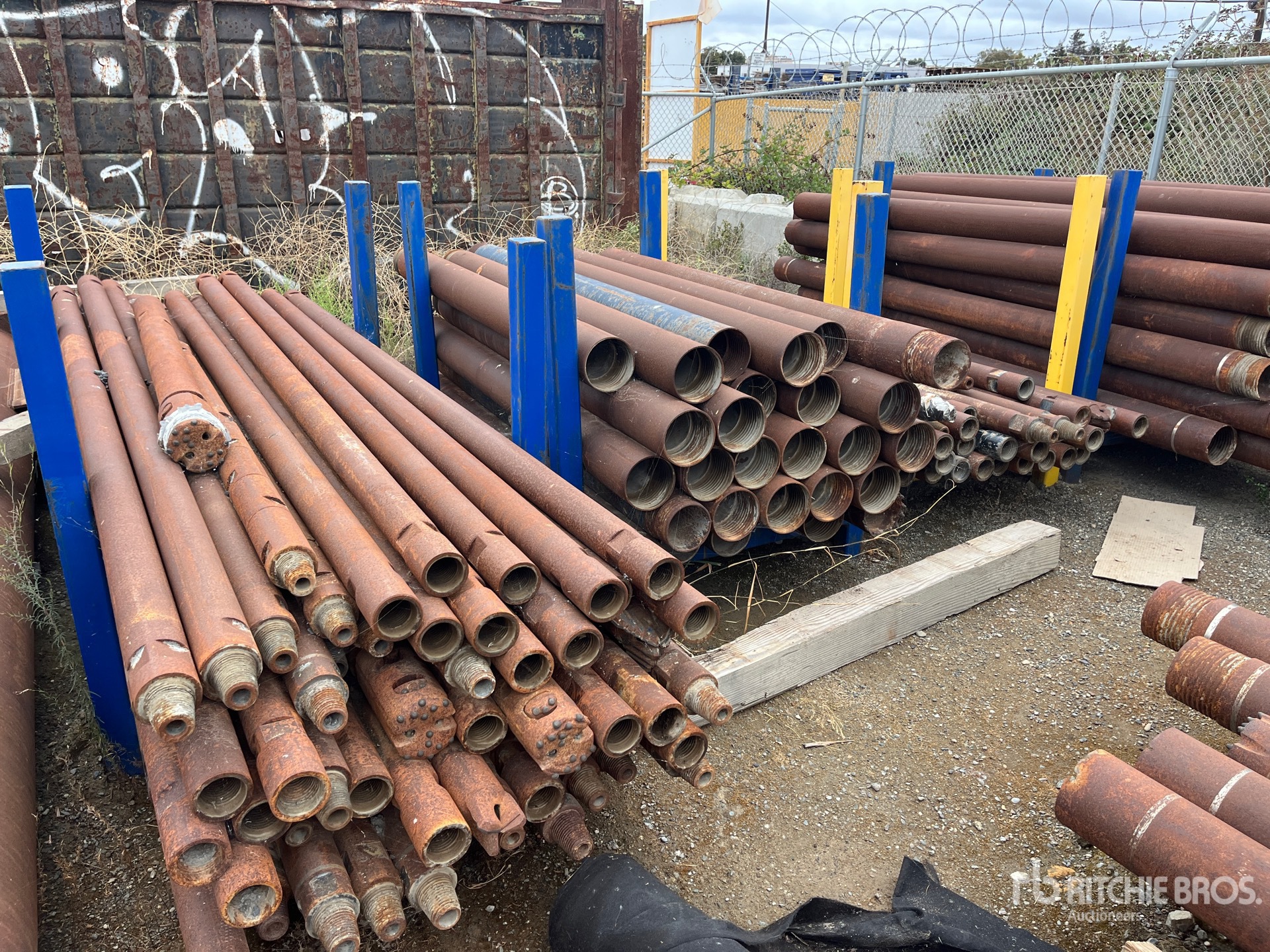 Quantity of Drill Casting Pipe Divers -Matériel de fourniture pour champs pétrolifères