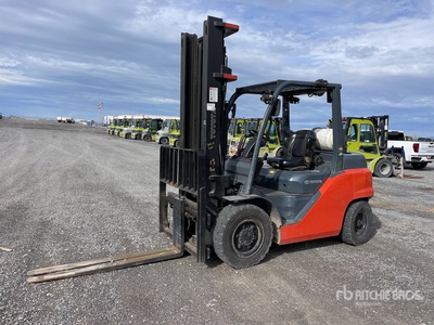 Toyota 8FG35U 7300 lb Pneumatic Tire Forklift
