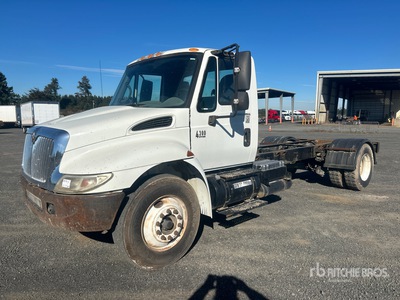 2002 International 4300 4x2 Kabina i podwozie