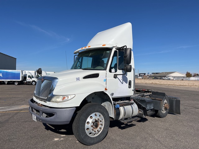 2015 International 4300 4x2 S/A Day Cab Truck Tractor 2015 International 4300 4x2 S/A Day Cab Truck Tractor