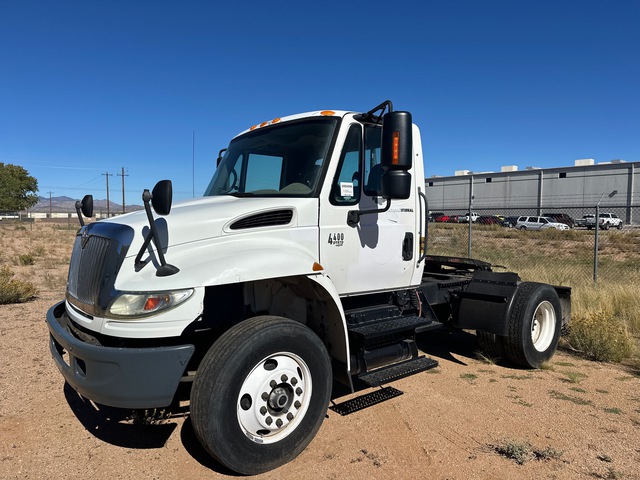 2005 International 4400 4x2 S/A Day Cab Truck Tractor 2005 International 4400 4x2 S/A Day Cab Truck Tractor