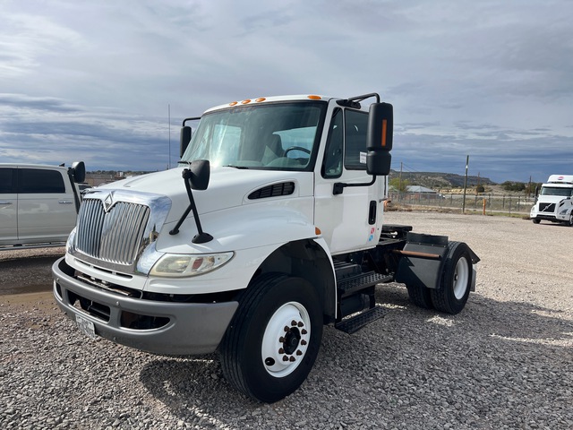 2006 International 4400 4x2 S/A Day Cab Truck Tractor 2006 International 4400 4x2 S/A Day Cab Truck Tractor