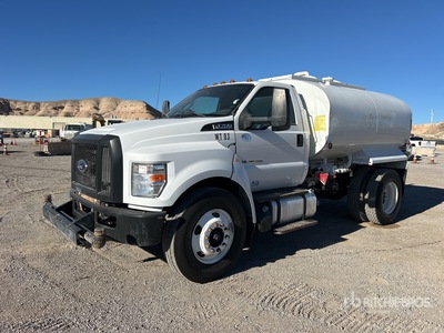 2017 Ford F-750 2000 gal 4x2 شاحنة مياه