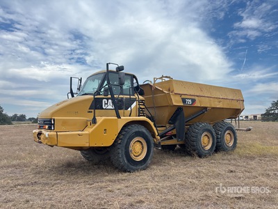 2012 Cat 725 6x6 Articulated Water Truck