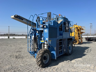 2009 Oxbo 3016XL Self-Propelled 1 Row Grape Harvester