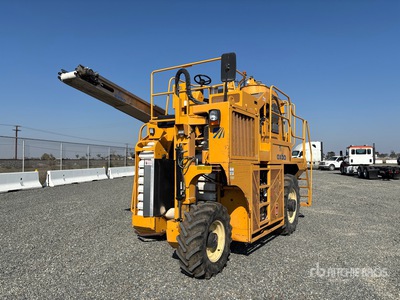 2005 Oxbo 3016XL Self-Propelled 1 Row Grape Harvester