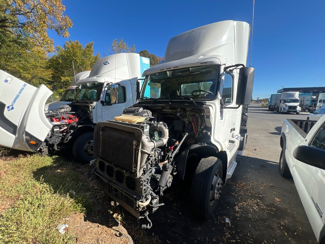 2020 Volvo VNR 4x2 S/A Day Cab Truck Tractor (Inoperable) 2020 Volvo VNR 4x2 S/A Day Cab Truck Tractor (Inoperable)