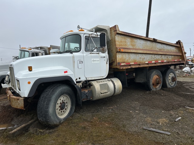 1998 Mack RD688S 6x4 T/A Dump Truck (Inoperable) 1998 Mack RD688S 6x4 T/A Dump Truck (Inoperable)
