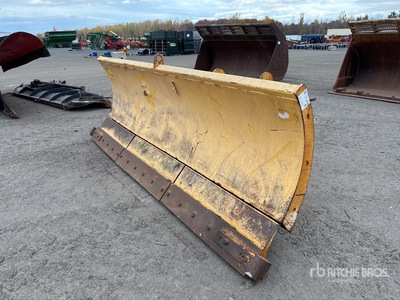 Komatsu 11 ft Hydraulic Reversing Pala para nieve - Fits Wheel Loader