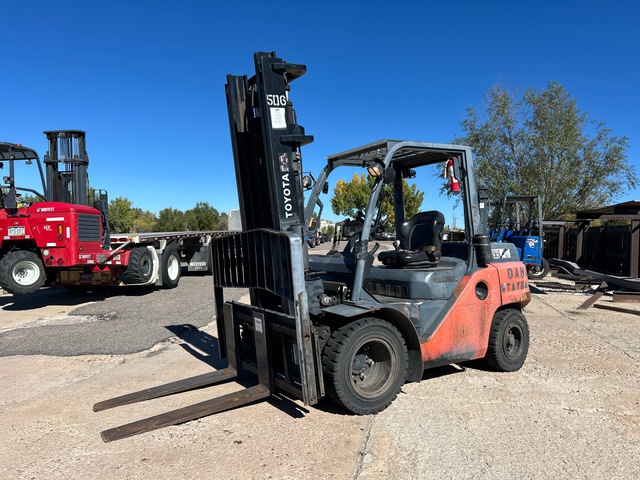 2015 Toyota 8FD40U 8200 lb Pneumatic Tire Forklift