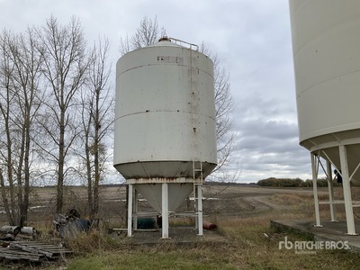 Meridian Friesen +/- 1500 bu Smooth Wall Hopper Grain Bin