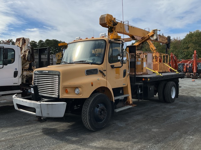 National 400B 20000 lb Straight Boom on 2006 Freightliner M2106 4x2 Boom Truck
