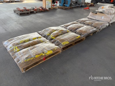 Quantity of (4) ESAB Pallets Welding Gloves Varios, tienda, almacen, consumidor